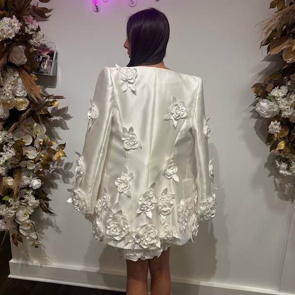 Elegant White Floral Embellished Dress and Coat Set - Picture 2 of 2